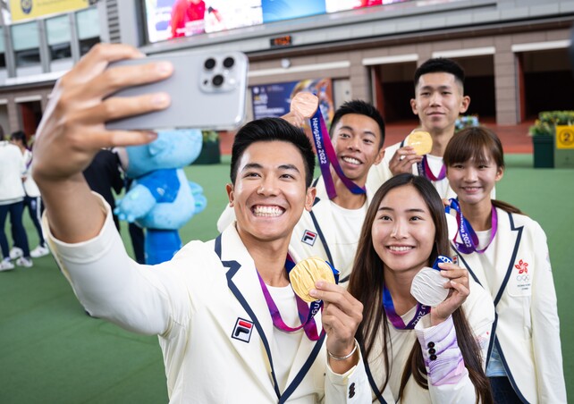 一眾杭州第19屆亞運會獎牌得主出席中國香港亞運獎牌運動員賽馬日慶祝獲獎。